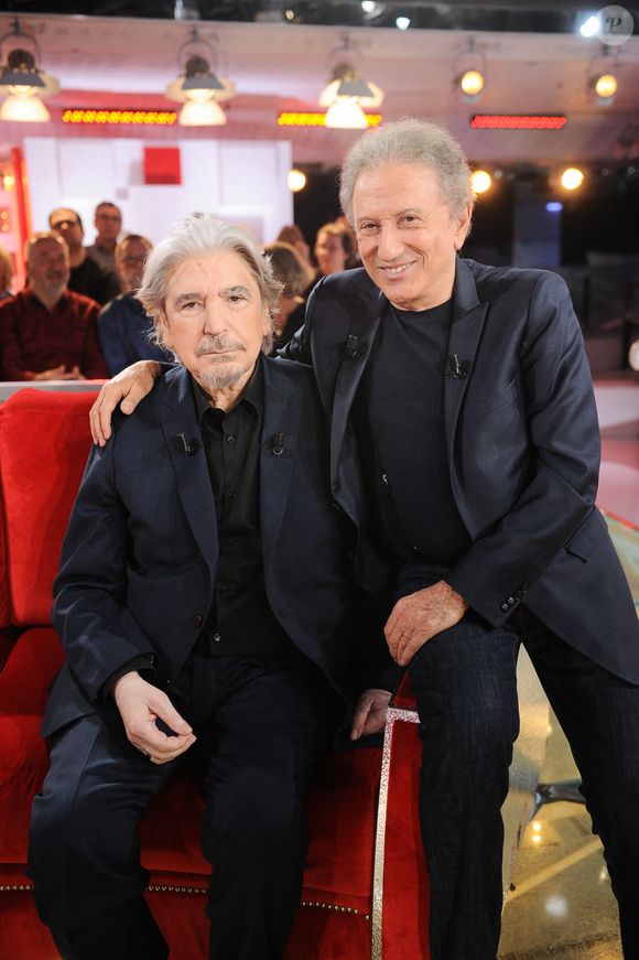 Exclusif - Serge Lama et Michel Drucker - Enregistrement de l'émission "Vivement dimanche" au studio Gabriel à Paris le 23 janvier 2024, diffusée le 11 février 2024 sur France 3. 
© Guillaume Gaffiot / Bestimage 

No web pour la Belgique et la Suisse