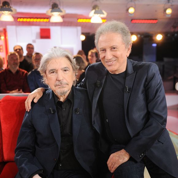 Exclusif - Serge Lama et Michel Drucker - Enregistrement de l'émission "Vivement dimanche" au studio Gabriel à Paris le 23 janvier 2024, diffusée le 11 février 2024 sur France 3. 
© Guillaume Gaffiot / Bestimage 

No web pour la Belgique et la Suisse