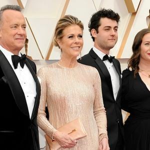 "Elle entendait la voix de Dieu. Et parfois, elle cassait tout. Alors je me cachais et j’attendais" s'est-elle souvenue parlant alors de "chaos".
Tom Hanks, sa femme Rita Wilson, et ses enfants son fils Theodore Hanks et sa fille Elizabeth Hanks lors du photocall des arrivées de la 92ème cérémonie des Oscars 2020 au Hollywood and Highland à Los Angeles, Californie, Etats-Unis, le 9 février 2020.