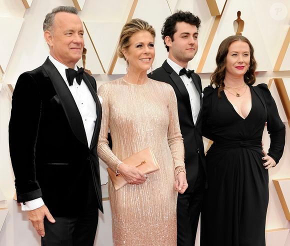 "Elle entendait la voix de Dieu. Et parfois, elle cassait tout. Alors je me cachais et j’attendais" s'est-elle souvenue parlant alors de "chaos".

Tom Hanks, sa femme Rita Wilson, et ses enfants son fils Theodore Hanks et sa fille Elizabeth Hanks lors du photocall des arrivées de la 92ème cérémonie des Oscars 2020 au Hollywood and Highland à Los Angeles, Californie, Etats-Unis, le 9 février 2020.