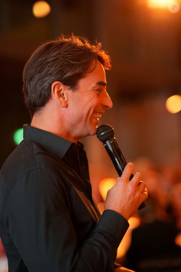 Julian Bugier lors de la soirée annuelle de gala de l'association Hope au pavillon Gabriel à Paris le 14 octobre 2025.
L'association HOPE propose, à travers l'équithérapie et de nombreux ateliers artistiques, un accompagnement destiné aux femmes qui, après l'annonce de leur cancer, souhaitent se reconstruire émotionnellement et retrouver confiance en elles, au-delà du parcours médical.

© Anne-Sophie Guebey / Bestimage