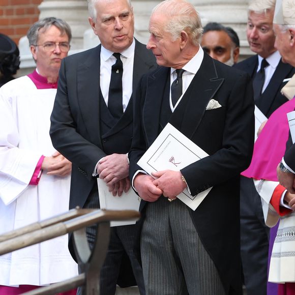 Le prince Andrew (Le prince Andrew, duc d'York), le roi Charles III (Le roi Charles III d'Angleterre), quittant les funérailles de la duchesse de Kent, tenues à la cathédrale de Westminster, à Londres, Royaume-Uni, le 16 septembre 2025. © GoffPhotos/Bestimage
