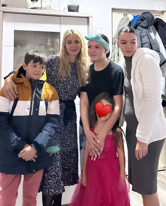 Rappelons que le couple s'est séparé en 2022, il aura donc fallu 3 ans avant le divorce officiel.

Ambre Dol de "Familles nombreuses" avec ses enfants - 12 janvier 2025