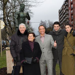 Jean-Claude Van Damme pose avec ses parents Eugène Van Varenbergh et Eliana Van Varenbergh et ses enfants Bianca Bree et Kristopher Van Varenberg - Jean-Claude Van Damme fait la promotion de la série d'Amazon intitulée "Jean-Claude Van Johnson" à Bruxelles, le 15 décembre 2017.
Crédit : ALAIN ROLLAND/ IMAGEBUZZ/ BESTIMAGE