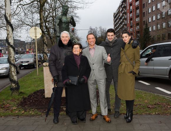 Jean-Claude Van Damme pose avec ses parents Eugène Van Varenbergh et Eliana Van Varenbergh et ses enfants Bianca Bree et Kristopher Van Varenberg - Jean-Claude Van Damme fait la promotion de la série d'Amazon intitulée "Jean-Claude Van Johnson" à Bruxelles, le 15 décembre 2017.
Crédit : ALAIN ROLLAND/ IMAGEBUZZ/ BESTIMAGE