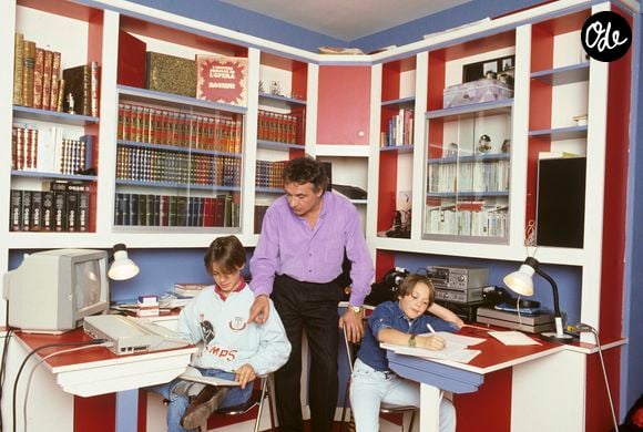 Archives - En France, à Paris, rendez-vous avec Michel Sardou, à son domicile, dans son bureau, avec ses 2 fils, Romain, 13 ans et Davy, 9 ans. Novembre 1987
© Michel Marizy via Bestimage