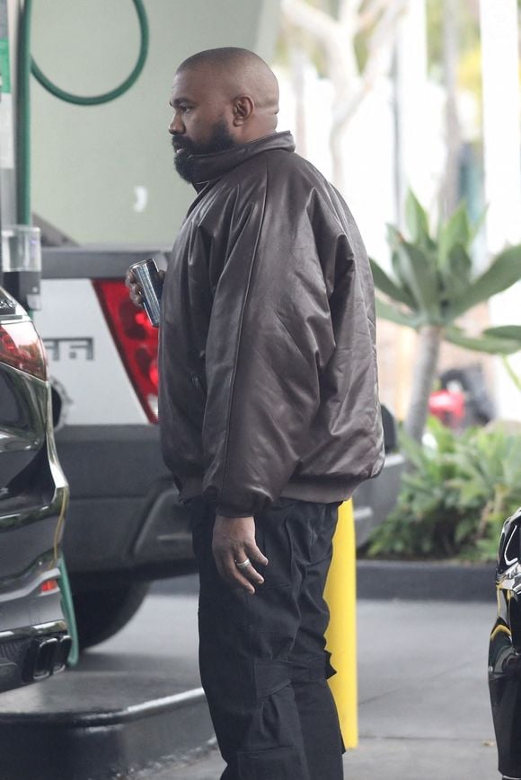 Alors qu'une vidéo devenue virale montre le rappeur en train d'utiliser la mélodie d'une de ses chansons

Exclusif - Kanye West et sa femme Bianca Censori font le plein d'essence avant d'aller faire des courses à Los Angeles, le 21 février 2023.