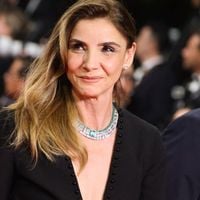 Clotilde Courau radieuse en robe courte Pucci, elle se trémousse à Marrakech