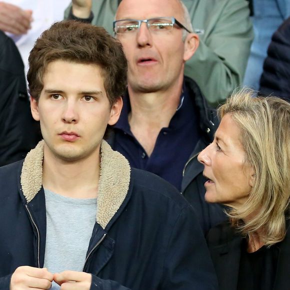 En interview avec Gala, la journaliste parle de son fils, qui souhaite rester dans l’anonymat

Exclusif - Claire Chazal avec son fils François Poivre d'Arvor et un ami assistent au quart finale de la Ligue des Champions de football au Parc des Princes entre le PSG et le FC Barcelone à Paris le 15 avril 2015.
