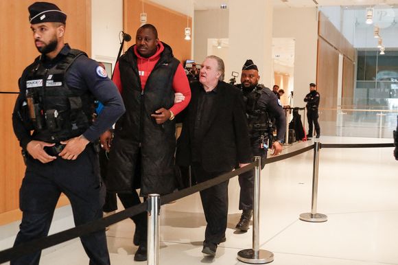 Gérard Depardieu à son procès pour agressions sexuelles sur deux femmes lors d'un tournage de film en 2021, au tribunal correctionnel de Paris, France, le 27 mars 2025 © Christophe Clovis/Bestimage