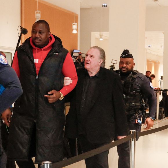 Gérard Depardieu à son procès pour agressions sexuelles sur deux femmes lors d'un tournage de film en 2021, au tribunal correctionnel de Paris, France, le 27 mars 2025 © Christophe Clovis/Bestimage