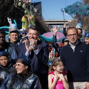 Christian Estrosi, le maire de Nice, sa fille Bianca, son 1er adjoint Anthony Borré et Graig Monetti, l'adjoint au maire de Nice, délégué à l’événementiel, à la jeunesse et à l'égalité des chances, ont lancé "La Carnavalina", une déambulation d'artistes, musiciens, jongleurs, acrobates..., le long de l'avenue Jean Médecin en prémice à la soirée d'ouverture de la 140eme édition du Carnaval de Nice "Roi des Oceans" à Nice, le 15 février 2025.
Crédit : Bruno Bebert / Bestimage