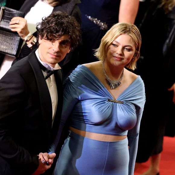 Ce samedi samedi, la chanteuse Louane et le musicien Florian Rossi se sont officiellement mariés dans la commune de Pertuis, dans le Vaucluse.

Florian Rossi et sa compagne Louane Emera - Montée des marches du film « The Idol » lors du 76ème Festival International du Film de Cannes, au Palais des Festivals à Cannes.
© Jacovides-Moreau / Bestimage