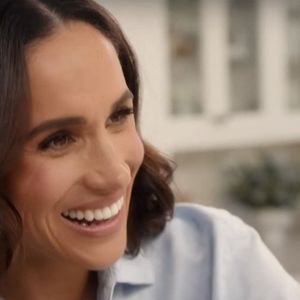 Los Angeles, CA - Le prince Harry se blottit contre Meghan Markle dans la première bande-annonce de sa nouvelle série Netflix With Love, Meghan. (Backgrid UK/ Bestimage).