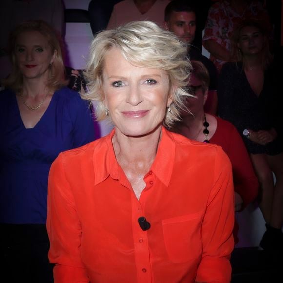 Il s'agit d'un pantalon en velours marron à imprimé monogramme "GD", de la marque Gérard Darel.

Exclusif - Sophie Davant - Sur le plateau de l’émission TPMP (Touche Pas à Mon Poste) présentée en direct par C.Hanouna et diffusée sur C8 - Paris le 07/09/2023 - © Jack Tribeca / Bestimage