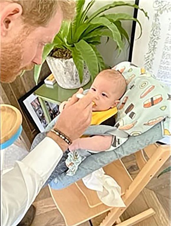 Le prince Harry, duc de Sussex et Meghan Markle, duchesse de Sussex, dévoilent des photos et des vidéos inédites de leur fils Archie dans "Harry & Meghan" (Netflix). Le 15 décembre 2022. © Backgrid UK/ Bestimage