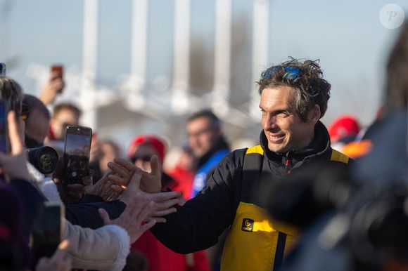 Le skipper de Macif Charlie Dalin remporte la dixième édition du tour du monde en solitaire Vendée Globe en pulvérisant le record de l’épreuve en 64 jours, 19 heures 22 minutes et 49 secondes aux Sables-d'Olonne, France, le 14 janvier 2025. © Alexis Courcoux/Psnewz/Bestimage