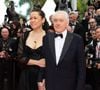 Sur le tapis rouge, le célèbre acteur américain était de nouveau accompagné de sa moitié, avec qui il a 35 ans d'écart.
Tiffany Chen et son compagnon Robert De Niro - Montée des marches du film « Partir un jour » pour la cérémonie d’ouverture du 78ème Festival International du Film de Cannes, au Palais des Festivals à Cannes. Le 13 mai 2025
© Olivier Borde / Bestimage