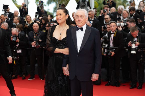 Sur le tapis rouge, le célèbre acteur américain était de nouveau accompagné de sa moitié, avec qui il a 35 ans d'écart. 

Tiffany Chen et son compagnon Robert De Niro - Montée des marches du film « Partir un jour » pour la cérémonie d’ouverture du 78ème Festival International du Film de Cannes, au Palais des Festivals à Cannes. Le 13 mai 2025
© Olivier Borde / Bestimage