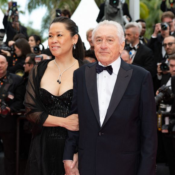 Sur le tapis rouge, le célèbre acteur américain était de nouveau accompagné de sa moitié, avec qui il a 35 ans d'écart. 

Tiffany Chen et son compagnon Robert De Niro - Montée des marches du film « Partir un jour » pour la cérémonie d’ouverture du 78ème Festival International du Film de Cannes, au Palais des Festivals à Cannes. Le 13 mai 2025
© Olivier Borde / Bestimage