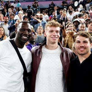 Omar Sy, Léon Marchand, Antoine Dupont - Les célébrités en tribunes pendant la finale de basketball opposant les Etats-Unis à la France (98-87) lors des Jeux Olympiques de Paris 2024 (JO) à l'Arena Bercy, à Paris, France, le 10 août 2024. © Jacovides-Perusseau/Bestimage