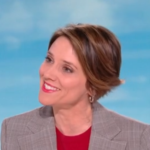 Mélanie Taravant en admiration au côté Laurent Lafitte sur le plateau du JT de France 2 - capture d'écran France 2