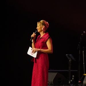 Le duo mère-fils n’a pas hésité à poser devant l’objectif des photographes, affichant une grande complicité dans les bras l’un de l’autre.

Elodie Gossuin - Gala " Tous les talents chantent contre le cancer " aux Folies Bergères à Paris le 8 juin 2026.

© Anne-Sophie Guebey / Bestimage