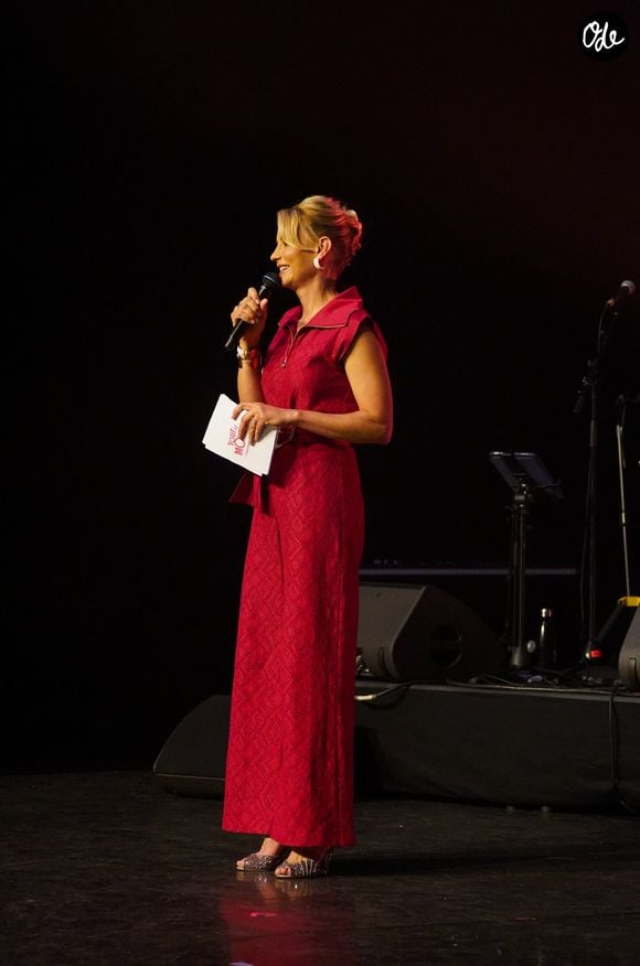 Le duo mère-fils n’a pas hésité à poser devant l’objectif des photographes, affichant une grande complicité dans les bras l’un de l’autre.

Elodie Gossuin - Gala " Tous les talents chantent contre le cancer " aux Folies Bergères à Paris le 8 juin 2026.

© Anne-Sophie Guebey / Bestimage