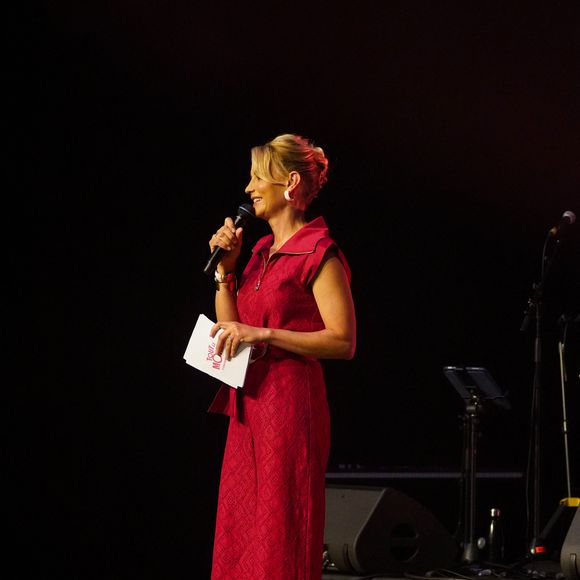 Le duo mère-fils n’a pas hésité à poser devant l’objectif des photographes, affichant une grande complicité dans les bras l’un de l’autre.

Elodie Gossuin - Gala " Tous les talents chantent contre le cancer " aux Folies Bergères à Paris le 8 juin 2026.

© Anne-Sophie Guebey / Bestimage