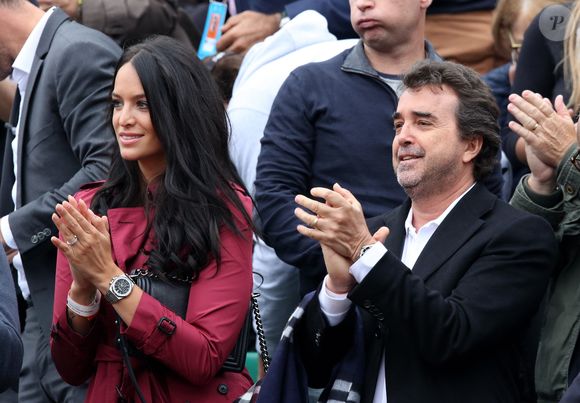L'homme d'affaires, qui partage sa vie avec le mannequin Jade Lagardère, possède un portefeuille immobilier à en faire pâlir plus d'un. 

Arnaud Lagardère et sa femme Jade Foret (Lagardère) - People dans les tribunes des internationaux de France de tennis à Roland Garros le 1er juin 2016. © Dominique Jacovides / Bestimage