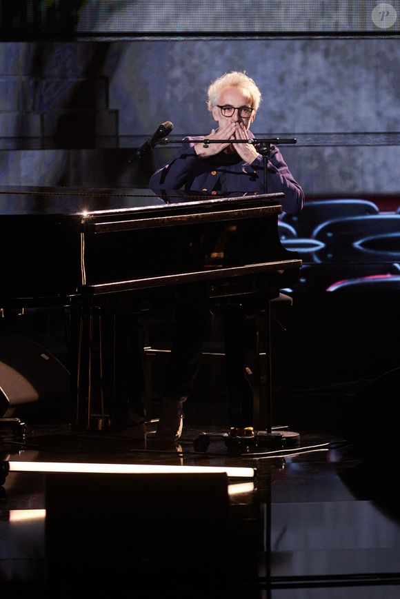 Exclusif - Prix Spécial - Vincent Delerm - Enregistrement de l'émission "Michel Polnareff, la soirée événement", diffusée le 6 décembre à 21h10 sur France 2
© Cyril Moreau-Tiziano Da Silva / Bestimage
Michel Polnareff fait son grand retour lors d’un prime time inédit et exceptionnel sur France 2, après plusieurs années d’absence et à l’occasion de la sortie de son nouvel album « Polnareff chante Polnareff ».
« Lettre à France », « Holidays », « On ira tous au paradis », « Love me, please love me » et bien d’autres chansons iconiques figureront parmi les nombreux titres qui rythmeront cette soirée d’exception.
Michel Polnareff nous offrira des interprétations inattendues et innovantes grâce à l’utilisation du « deepfake sur hologramme ». L’artiste légendaire interprétera des duos avec lui-même en voyageant dans le temps : 1968 pour « Le bal des Laze » ou encore l’année 1989 pour « Goodbye Marylou ».
Entourés d’un orchestre live composé de 13 musiciens, les artistes venus lui rendre hommage  interpréteront les plus grands classiques de son répertoire. Ils témoigneront aussi de l’histoire d’amour qui les lie avec les chansons de Michel Polnareff, véritables marqueurs de vie de plusieurs générations.
Au sein de la mémoire collective, Michel Polnareff a une place essentielle : cette soirée événement sera aussi l’occasion de revoir les images d’archives qui ont marqué la carrière de cet artiste incontournable, iconoclaste et génie créatif en avance sur son temps.
