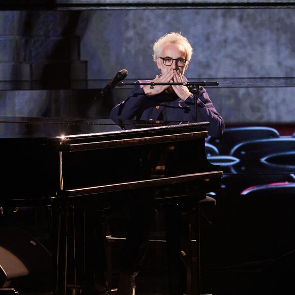 Exclusif - Prix Spécial - Vincent Delerm - Enregistrement de l'émission "Michel Polnareff, la soirée événement", diffusée le 6 décembre à 21h10 sur France 2
© Cyril Moreau-Tiziano Da Silva / Bestimage
Michel Polnareff fait son grand retour lors d’un prime time inédit et exceptionnel sur France 2, après plusieurs années d’absence et à l’occasion de la sortie de son nouvel album « Polnareff chante Polnareff ».
« Lettre à France », « Holidays », « On ira tous au paradis », « Love me, please love me » et bien d’autres chansons iconiques figureront parmi les nombreux titres qui rythmeront cette soirée d’exception.
Michel Polnareff nous offrira des interprétations inattendues et innovantes grâce à l’utilisation du « deepfake sur hologramme ». L’artiste légendaire interprétera des duos avec lui-même en voyageant dans le temps : 1968 pour « Le bal des Laze » ou encore l’année 1989 pour « Goodbye Marylou ».
Entourés d’un orchestre live composé de 13 musiciens, les artistes venus lui rendre hommage  interpréteront les plus grands classiques de son répertoire. Ils témoigneront aussi de l’histoire d’amour qui les lie avec les chansons de Michel Polnareff, véritables marqueurs de vie de plusieurs générations.
Au sein de la mémoire collective, Michel Polnareff a une place essentielle : cette soirée événement sera aussi l’occasion de revoir les images d’archives qui ont marqué la carrière de cet artiste incontournable, iconoclaste et génie créatif en avance sur son temps.