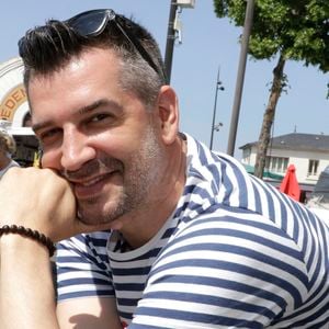 Situé dans la Manche, au cœur de la Normandie, le lieu offre un cadre naturel et chaleureux.

Mathieu Johann - 35ème Salon du livre de Cosne-sur-Loire. Le 27 mai 2023
© Cédric Perrin / Bestimage