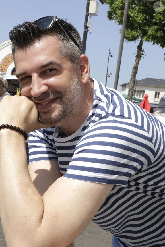 Situé dans la Manche, au cœur de la Normandie, le lieu offre un cadre naturel et chaleureux.

Mathieu Johann - 35ème Salon du livre de Cosne-sur-Loire. Le 27 mai 2023
© Cédric Perrin / Bestimage
