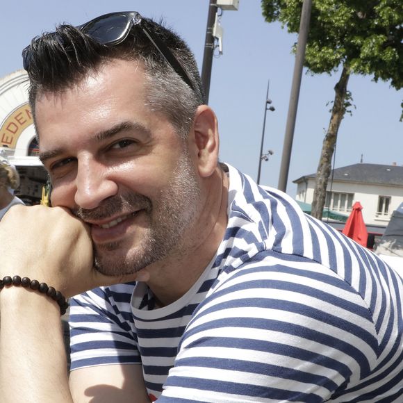 Situé dans la Manche, au cœur de la Normandie, le lieu offre un cadre naturel et chaleureux.

Mathieu Johann - 35ème Salon du livre de Cosne-sur-Loire. Le 27 mai 2023
© Cédric Perrin / Bestimage