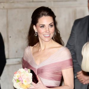 Enfin, le soir, elle partage avec sa famille des plats plus consistants, dont le poulet rôti et, à l’occasion, un dessert typiquement britannique : le sticky toffee pudding.

Catherine (Kate) Middleton, duchesse de Cambridge à la sortie du dîner de gala "100 Women in Finance" au profit des écoles pour la santé mentale au Victoria and Albert Museum de Londres, Royaume Uni, le 13 février 2019. Backgrid UK/ Bestimage