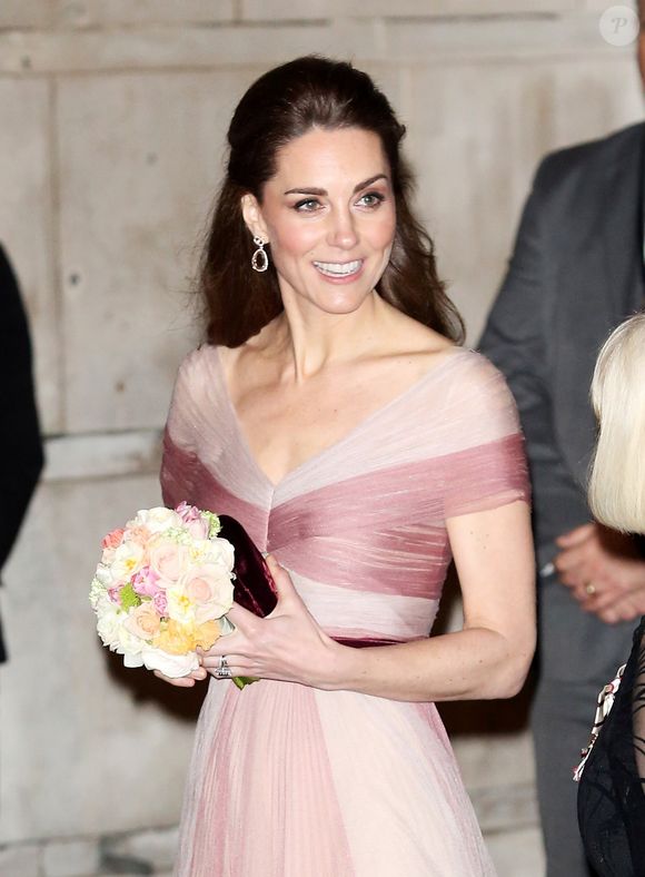 Enfin, le soir, elle partage avec sa famille des plats plus consistants, dont le poulet rôti et, à l’occasion, un dessert typiquement britannique : le sticky toffee pudding.

Catherine (Kate) Middleton, duchesse de Cambridge à la sortie du dîner de gala "100 Women in Finance" au profit des écoles pour la santé mentale au Victoria and Albert Museum de Londres, Royaume Uni, le 13 février 2019. Backgrid UK/ Bestimage