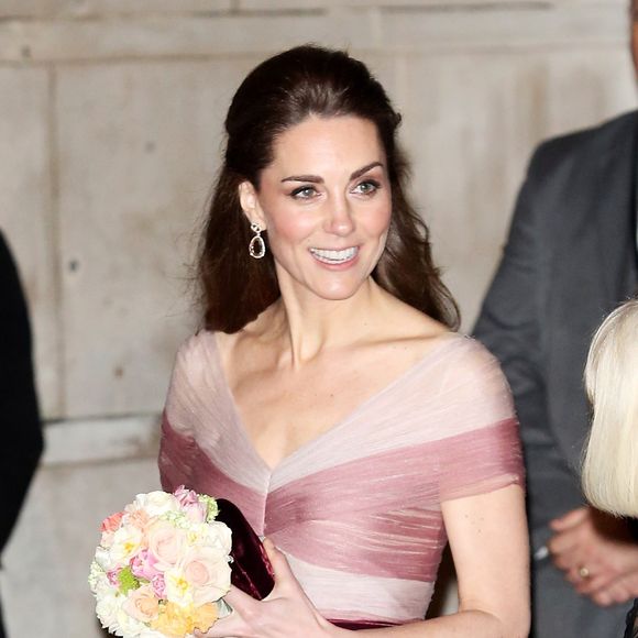 Enfin, le soir, elle partage avec sa famille des plats plus consistants, dont le poulet rôti et, à l’occasion, un dessert typiquement britannique : le sticky toffee pudding.

Catherine (Kate) Middleton, duchesse de Cambridge à la sortie du dîner de gala "100 Women in Finance" au profit des écoles pour la santé mentale au Victoria and Albert Museum de Londres, Royaume Uni, le 13 février 2019. Backgrid UK/ Bestimage