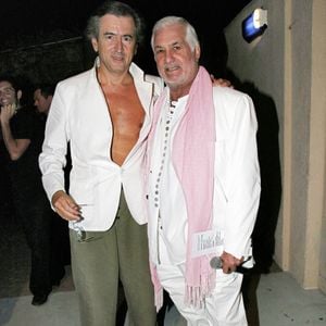 Le philosophe français Bernard-Henri Levy et le directeur du festival et acteur Jean-Claude Brialy assistent au concert d'Arielle Dombasle lors de la 21ème édition du Festival de Ramatuelle, le festival annuel de théâtre qui se tient à Ramatuelle, près de Saint-Tropez, dans le sud de la France, le 4 août 2005. Photo par Benoit Pinguet/ABACAPRESS.COM