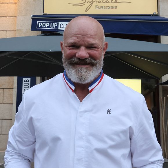 Semi Exclusif - Le chef Philippe Etchebest décline son plat "Signature" en mode street food au sein du Pop Up Club à Bordeaux le 11 septembre 2023.
Son envie d’investir la street food n’est pas toute neuve et mûrissait depuis un moment. "C’est un projet que j’avais avant le Covid". À force de voyage, le chef a découvert toutes les possibilités de goûter des plats de qualité dans la rue. Alors, le choix de décliner sa célèbre raviole au foie gras et aux champignons s’est imposé à lui, comme une évidence.
Sa raviole, Philippe Etchebest l’a fait rayonner aux quatre coins du monde. "Et c’est un plat qui a beaucoup de succès. Alors pourquoi ne pas l’imaginer à emporter, de manière plus ludique ?". Jusqu’alors réservé aux clients du Quatrième Mur, ce plat est désormais à portée de main. 
Pour cette première expérience autour de la street food, le chef a réinventé l’ensemble des éléments afin de proposer un plat de restaurant à déguster sur le pouce ou à la maison. Pour l’occasion, Philippe Etchebest a pensé à tout le monde. Ainsi, une version végétarienne 100% champignons sera disponible.

© Fabien Cottereau / Bestimage