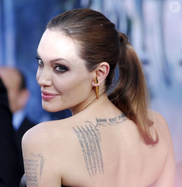 En effet, se trouve sur "son omoplate gauche" une "prière de protection en khmer (langue nationale du Cambodge, ndlr)".

Angelina Jolie à Hollywood, Los Angeles, le 28 mai 2014. © Abaca