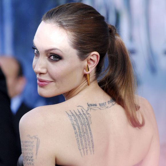 En effet, se trouve sur "son omoplate gauche" une "prière de protection en khmer (langue nationale du Cambodge, ndlr)".

Angelina Jolie à Hollywood, Los Angeles, le 28 mai 2014. © Abaca