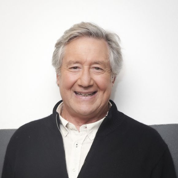Exclusif - Patrick Sabatier pose en marge de sa venue sur le plateau de l'enregistrement de l'émission " Face à Hanouna " présentée par P. de La Tour du Pin et diffusée sur C8 le 07 décembre 2024, à Paris, France, le 05 décembre 2024. © Jack Tribeca/Bestimage