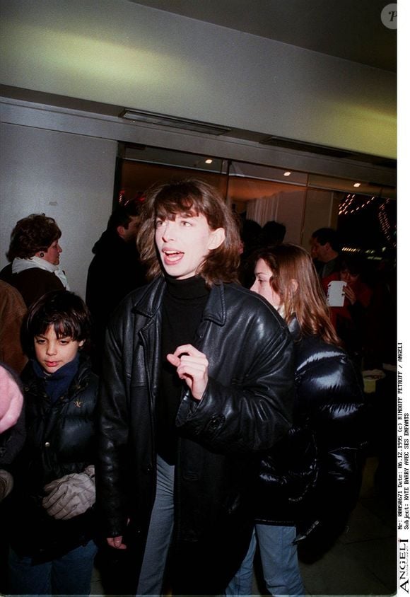 Kate Barry et ses enfants - Avant-première du film "Le bonheur est dans le pré" au cinéma Gaumont Marignan à Paris 6 décembre 1995  BERTRAND RINDOFF PETROFF / BESTIMAGE