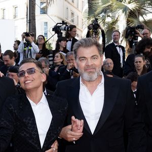 Artus, Clovis Cornillac et l'équipe du film "Un p'tit truc en plus" - Montée des marches du film « Le comte de Monte-Cristo » lors du 77ème Festival International du Film de Cannes, au Palais des Festivals à Cannes. Le 22 mai 2024
© Jacovides-Moreau / Bestimage