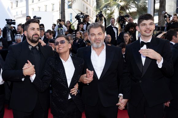 Artus, Clovis Cornillac et l'équipe du film "Un p'tit truc en plus" - Montée des marches du film « Le comte de Monte-Cristo » lors du 77ème Festival International du Film de Cannes, au Palais des Festivals à Cannes. Le 22 mai 2024
© Jacovides-Moreau / Bestimage