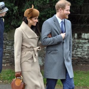 Les royaux quittent l'église de Sandringham après l'office du jour de Noël- Meghan Markle et le prince Harry Sandrigham, Royaume-Uni, 25 décembre 2017. Elle porte un manteau de Sentaler, un chapeau et des bottes de Stuart Weitzman et un sac de Chloé. Photo by Malcolm Clarke/PCN/ABACAPRESS.COM