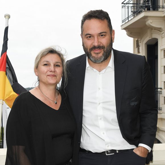 Interviewé par "Télé 7 Jours" à l'occasion de la rentrée 2025, Bruce Toussaint a évoqué le rythme de travail intense auquel il est confronté depuis qu'il anime l'émission matinale "Bonjour !". 

Bruce Toussaint et sa femme Catherine lors de l'inauguration de l'hôtel Barrière Le Grand Hôtel Dinard, après cinq mois de rénovation, à Dinard, France