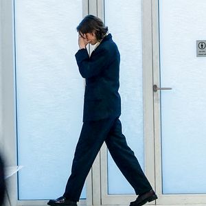 Adèle Haenel a quitté la salle d'audience pour se calmer, après avoir laissé parler sa colère par ces mots "ferme ta gueule" en s'adressant à C.Ruggia - Deuxième jour du procès de C.Ruggia, accusé d'agressions sexuelles sur mineures, dont l'actrice A.Haenel alors âgée entre 12 et 14 ans au moment des faits, devant le tribunal correctionnel de Paris, le 10 décembre 2024. Le réalisateur de 59 ans conteste les faits qui lui sont reprochés. Cette affaire est la première du mouvement