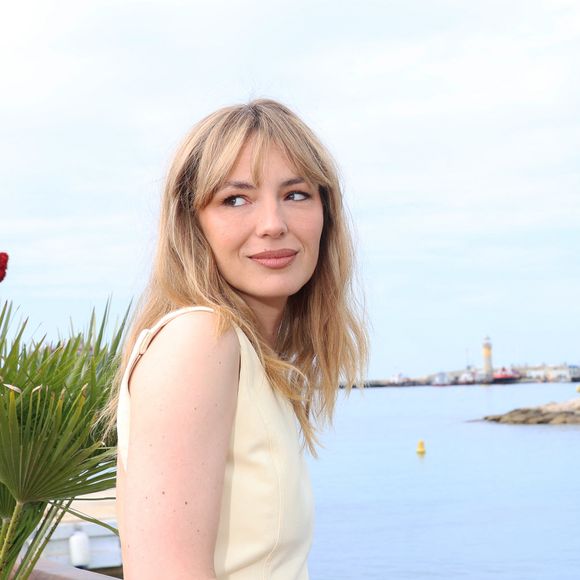 Exclusif - Louise Bourgoin sur le Ponton du Majestic lors du festival CanneSeries saison 8 à Cannes, France, le 28 avril 2025. © Denis Guignebourg/Bestimage